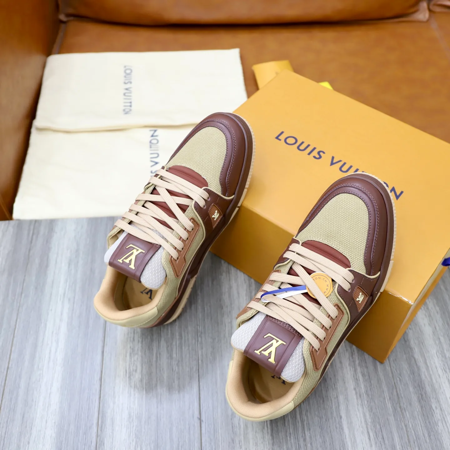 Ex-factory price: 780💰Original development, quality shipping, welcome to compare ❥❥❥❥❥❥LV sneaker series LV Trainer Maxi sneakers introduce the loose silhouette of the ready-to-wear series into the LV Trainer sneaker design written by Virgil Abloh, making an eye-catching appearance in the spring and summer men's wear shows. The cow leather upper is combined with rough fabric laces, and colorful beading highlights the brand's classic elements. LV letters mark the tongue and Monogram floral outsole. Mixed materials Made of first-layer cowhide, wrapped in imported custom-printed denim, thick shoelace design, large Monogram print on the side, "lv 54" badges on the tongue and heel, rubber outsole decorated with Monogram flowers, mesh lining and cotton feet, the comfort is as extreme as ever, premium heritage, quality first, worth owning! Size: 35-40 for women, 39-44 for men (custom-made sizes 38 and 45 are non-refundable)